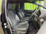運転席まわりには十分なスペースがあり、大柄な方でもゆったり運転していただける環境です。