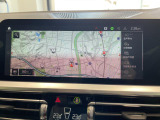 BMWのナビゲーションは操作性も良く、詳細な地図情報と交通状況を見やすく表示し、快適なドライビングをサポートしながら目的地までナビゲートします。