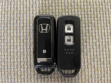 スマートキーを装備しています。鍵を差し込むことなくドアロックの開け閉めと、スタートボタン操作でのエンジンスタートができます。スペアキーも同じものを用意しております。