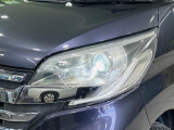 【HIDヘッドライト】非常に明るく前方を照らしてくれるので、悪天候や夜間の走行時も視界良好で安心してお乗りいただけます。