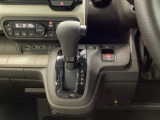 運転席周辺のスマートなレイアウトが、操作のしやすさを実現。快適なドライブをサポートします。