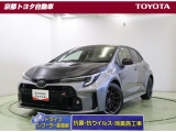 ワイドな低重心で逞しくスポーティで洗練された【GRカローラ】4WD・ターボ。走りに特化したGRの顔ともいえるラジエーター形状に合わせたスクエアな大開口のアンダーグリルのワイルドさに目を惹かれますね。