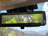 【スマートリヤビューミラー】後席の大きな荷物や同乗者で後方が確認しづらい時でも安心!カメラが撮影した車両後方の映像をルームミラー内に表示。クリアな視界で状況の確認が可能です!