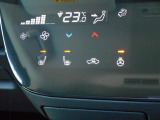 ハンドルヒーターと運転席・助手席シートヒータースイッチは、エアコン操作パネル内にあります。