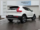 本革シートやクリスタルシフトノブ、harman/kardonプレミアムサウンドなど装備が充実。XC40の上質さが際立つモデルです。