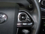 ステアリングスイッチ付きで、運転中に視線を前に向けたまま操作できます。