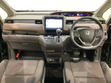 車内は光触媒抗菌消臭施工済です。インパネ周りはスタイリッシュなデザインで機能や装備も充実しています。グローブボックスやカップホルダーのほかにトレーなどたくさんの収納スペースが付いています。