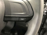 ステアリングスイッチ付きで、運転中に視線を前に向けたまま操作できます。