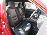 正しい姿勢で運転できるように体幹の腰部をしっかりささえるようデザインされているシートです。素材、シート形状を研究することでフィット感を高めつつ、優れた快適性を実現しています。