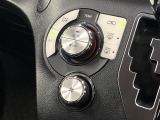 【オートエアコン】一度お好みの温度に設定すれば、車内の温度を検知し風量や温度を自動で調整。暑い&hellip;寒い&hellip;と何度もスイッチ操作をする必要はありません。快適な車内空間には必須の機能ですね♪