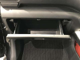 出し入れしやすいグローブボックス。
