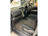 運転席・助手席の足元も広く運転しやすいです!!