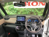 ご覧のように、視界が広く運転しやすいように設計されています。また、フルオートエアコンで快適です。