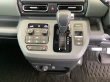 足元スッキリ、インパネシフトです。パーキングブレーキは電子制御パーキングブレーキタイプなので、運転席と助手席の間がスッキリしています。