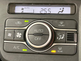 【オートエアコン】一度お好みの温度に設定すれば、車内の温度を検知し風量や温度を自動で調整。暑い&hellip;寒い&hellip;と何度もスイッチ操作をする必要はありません。快適な車内空間には必須の機能ですね♪