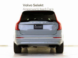 XC90は、使い方の幅を広げる7シーター仕様。洗練された佇まいの中に、高い実用性を秘めています。室内に足を踏み入れば、そこはまさに北欧のリビングルーム。落ち着きある明るい雰囲気をご堪能ください。