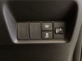 ハンドルの右側にはヘットライトリベライザーとVSA(ABS+TCS+横滑り抑制)の解除スイッチがついています。ヘッドライトリベライザーは道路状況や積荷の加重に応じてライトの高さを調節できます。