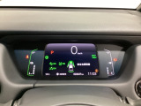 デジタル表示のスピードメーターとタコメーター、燃費やオドメーターなどの表示の他に、ホンダセンシング機能などの表示もできる多機能なマルチインフォメーション・ディスプレイです。
