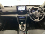 【まるまるクリーニング】内装工程では、中古車を気持ちよくお乗りいただけるよう清掃しております。シートの洗浄はもちろん、ニオイの元となるフロアカーペットまで洗浄・消臭を実施。
