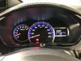 とっても見やすいメーターです。夜間時はラグジュアリーな気分にさせてくれる照明が魅力ですので、夜のドライブも楽しみになりますよ♪