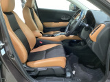 女性でも運転がしやすいように、シートの高さ調整機能(シートリフター)がついています。広い足元にゆったり座れるシートには肘掛も装備しており長距離の運転でも疲れにくいシートです。