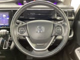 ハンドルにHondaセンシング系のクルーズコントロールやレーンキープアシストなどのスイッチと、オーディオの操作スイッチが装備されています。ハンドルから手を離さず安全に操作できます。
