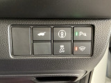 ハンドルの右側にHondaセンシング用のメインスイッチとパワーテールゲートスイッチがついています。パワーテールゲートスイッチは車内からでもテールゲートの開け閉めを電動でできます。
