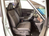 フロント広々、セパレートシートの運転席は、ハイトアジャスターが付いているので、快適にドライブができます。ハンドルはテレスコピック機能で、ハンドル位置を上・下・手前・奥に調節できます。