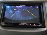 バックカメラの画像です。ガイドラインがスムースな車庫入れをサポートいたします。車庫入れの安心感がアップしますね。