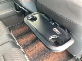 運転席と助手席の背面にリアシート用のテーブルが付いています。