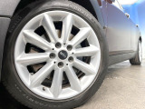 ●純正17インチアルミホイール:輸入車ならではの卓越した走りを支えるホイールと足回りです!日本車の走りに慣れている方にもぜひ体感して頂きたいほど、高いレベルでまとまっています!