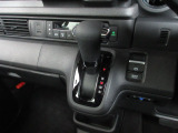インパネシフトだから視線の移動も少なく足元もスッキリ。運転席もゆったりしているのでゆとりを持ってドライブできますね。