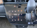 設定した温度をしっかりキープしてくれるオートエアコンで車内はいつでも快適です。タッチパネル式で凹凸がないからお掃除もラクラク♪