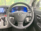 インテリアに合わせたデザインのステアリングは、運転される方のことも考え、運転しやすい形状、大きさです。是非一度、実際に触ってお確かめください。