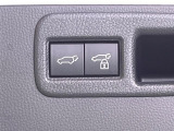 【パワーバックドア】スマートキーや運転席のボタンを押すだけでリアゲートが自動で開閉します!荷物を持っている時や、高い位置にあるバックドアを閉める際に便利な機能です♪
