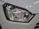 対向車のヘッドランプなど前方の明るさを検知し、ハイビームとロービームを手をわずらわせることなく自動で切り替えるオートハイビームが装備されています。