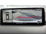 車両の前後左右にある4つのカメラを合成することで、まるでご自身のクルマを空から見ているような俯瞰での映像を映し出してくれます。バック時ももちろんのこと、前進時に視界の悪い交差点でも役に立ちますね。