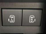 【両側パワースライドドア】スマートキーや運転席のスイッチで後席両側スライドドアの開閉が可能♪電動だから力を入れてドアを開ける必要が無く、小さなお子様でも簡単に開け閉めでき快適です♪