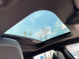 ●パノラミックサンルーフ:開放感たっぷりの希少装備、サンルーフが装着されています!車内に明かりを取り入れたり景色を楽しむ以外にも、車内の空気も簡単に換気できて快適です!