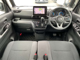 運転席まわりは機能的にまとまっています。足元が広々のインパネATです♪