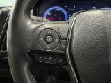 ステアリングスイッチ付きで、運転中に視線を前に向けたまま操作できます。