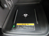 対応スマホを置くだけで、ワイヤレスで充電可能です。