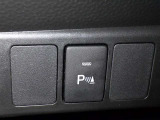 コーナーセンサーを車の前後に装備。障害物までの距離に応じて警告音を変えてお知らせ。縦列駐車時や駐車場・車庫などでの取り回しをサポートします。詳細は販売店スタッフまでおたずねください。