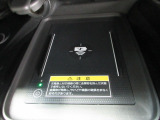 置くだけでワイヤレス充電可能です。