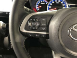 ステアリングスイッチ付きで、運転中に視線を前に向けたまま操作できます。