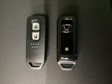 スマートキーを装備しています。鍵を差し込むことなくドアロックの開け閉めと、スタートボタン操作でのエンジンスタートができます。スペアキーも同じものを用意しております。