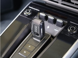 個室の商談ブースが2部屋ございます。お車のご相談等ごゆっくりお話しいただけます。