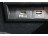通信/給電用と、給電用のUSBポートが装備されています。iPhoneやスマートフォンを繋いで音楽を再生できますし、充電ももちろんです。車内にあると便利なアイテムのひとつですね!