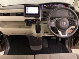車内は光触媒抗菌消臭施工済です。スタイリッシュなデザインで暖かみのあるインパネ周りを演出します。グローブボックスやカップホルダーのほかにトレーなどたくさんの収納スペースが装備されています。