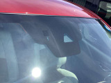 フォワードセンシングカメラを使用することにより夜間走行時に前方車や対向車の状況を判断し、ヘッドランプの照射範囲、照射部分や明るさを自動的に変化させるアダプティブLEDヘッドライトを採用しております。